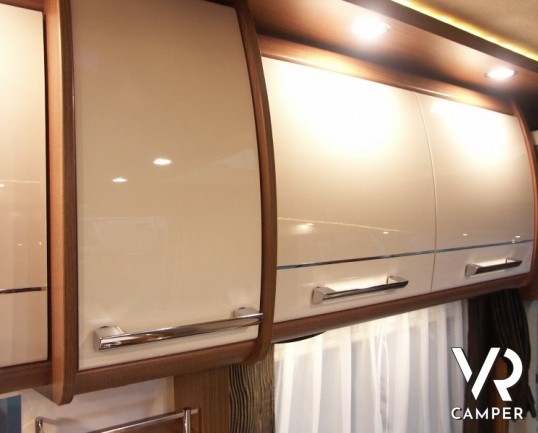 Carthago C-Tourer I 144 QB LW: motorhome Carthago super leggero con letto nautico in coda e doppio pavimento passante