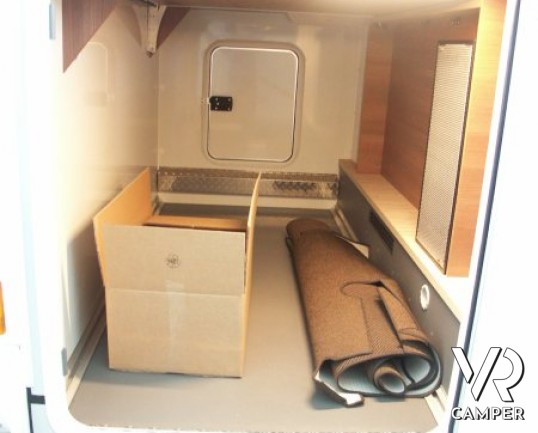 Carthago C-Tourer I 144 QB LW: motorhome Carthago super leggero con letto nautico in coda e doppio pavimento passante