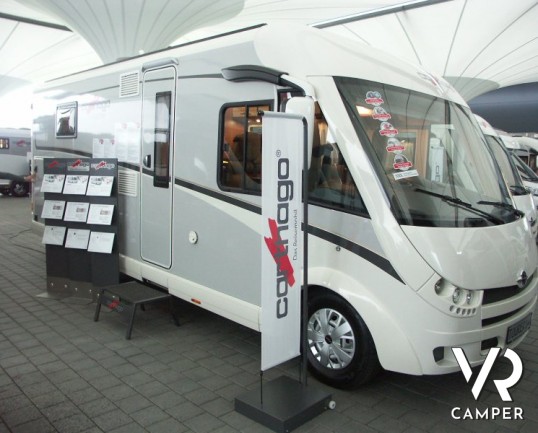 Carthago C-Tourer I 144 QB LW: motorhome Carthago super leggero con letto nautico in coda e doppio pavimento passante