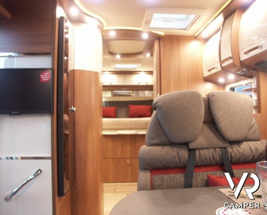 Carthago C-Tourer I 144 QB LW: motorhome Carthago super leggero con letto nautico in coda e doppio pavimento passante