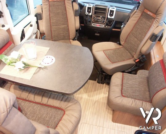 Carthago C-Tourer I 144 QB LW: motorhome Carthago super leggero con letto nautico in coda e doppio pavimento passante