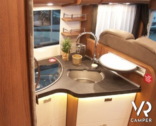 Carthago C-Tourer I 144 QB LW: motorhome Carthago super leggero con letto nautico in coda e doppio pavimento passante