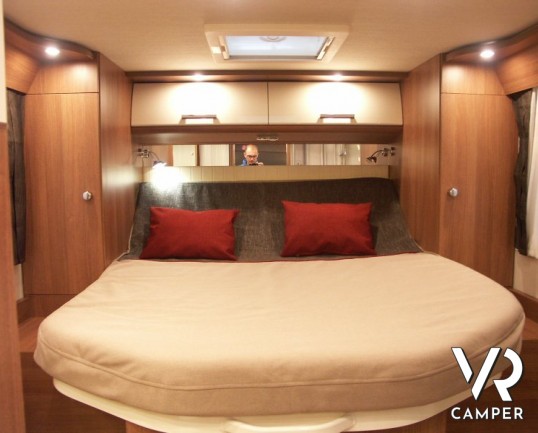 Carthago C-Tourer I 144 QB LW: motorhome Carthago super leggero con letto nautico in coda e doppio pavimento passante