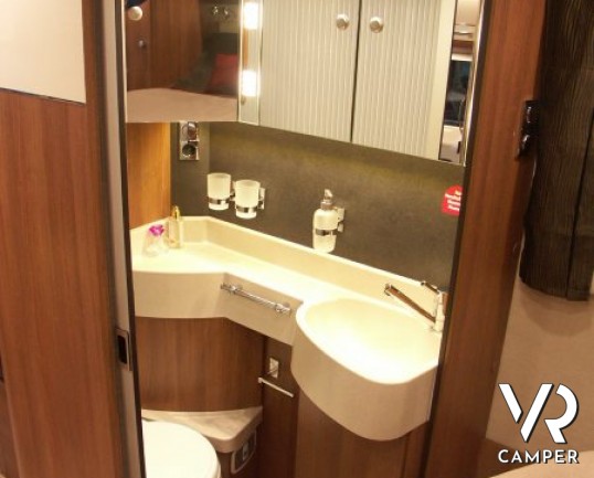 Carthago C-Tourer I 144 QB LW: motorhome Carthago super leggero con letto nautico in coda e doppio pavimento passante