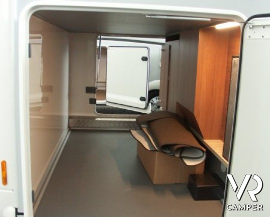 Carthago C-Tourer T 143: semintegrale leggero nuovo con garage, letti gemelli e ampia dinette