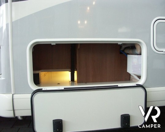 Carthago C-Tourer T 143: semintegrale leggero nuovo con garage, letti gemelli e ampia dinette