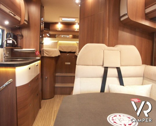 Carthago C-Tourer T 143: semintegrale leggero nuovo con garage, letti gemelli e ampia dinette