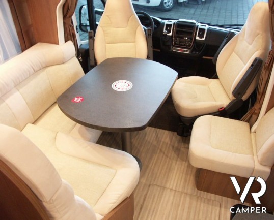 Carthago C-Tourer T 143: semintegrale leggero nuovo con garage, letti gemelli e ampia dinette