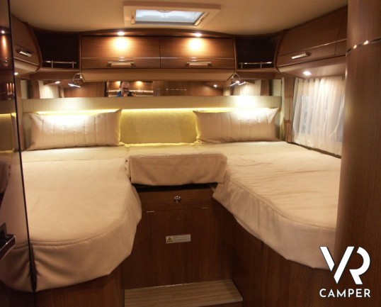 Carthago C-Tourer T 143: semintegrale leggero nuovo con garage, letti gemelli e ampia dinette