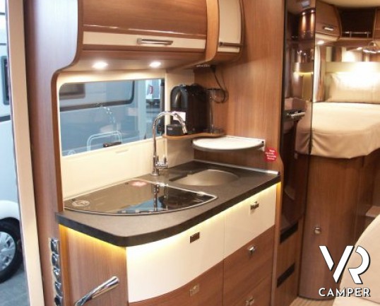 Carthago C-Tourer T 143: semintegrale leggero nuovo con garage, letti gemelli e ampia dinette