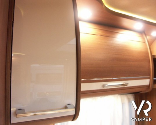 Carthago C-Tourer T 143: semintegrale leggero nuovo con garage, letti gemelli e ampia dinette