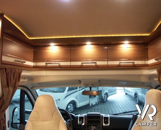 Carthago C-Tourer T 143: semintegrale leggero nuovo con garage, letti gemelli e ampia dinette