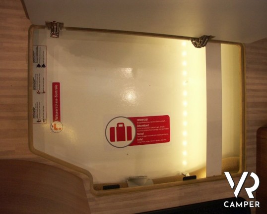 Carthago C-Tourer T 143: semintegrale leggero nuovo con garage, letti gemelli e ampia dinette