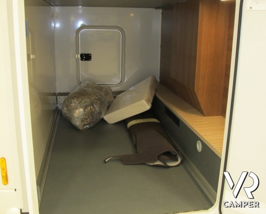 Carthago C-Tourer I 144 LE: camper motorhome nuovo in Piemonte con letti gemelli poteriori, doppio pavimento con gavoni passanti e ampio garage