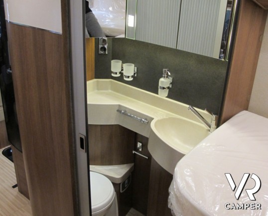 Carthago C-Tourer I 144 LE: camper motorhome nuovo in Piemonte con letti gemelli poteriori, doppio pavimento con gavoni passanti e ampio garage