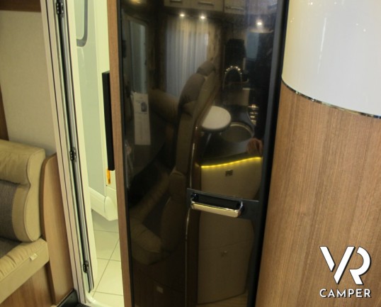 Carthago C-Tourer I 144 LE: camper motorhome nuovo in Piemonte con letti gemelli poteriori, doppio pavimento con gavoni passanti e ampio garage