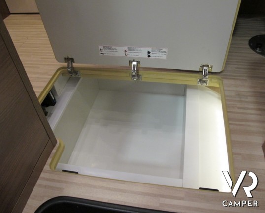 Carthago C-Tourer I 144 LE: camper motorhome nuovo in Piemonte con letti gemelli poteriori, doppio pavimento con gavoni passanti e ampio garage