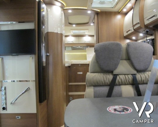 Carthago C-Tourer I 144 LE: camper motorhome nuovo in Piemonte con letti gemelli poteriori, doppio pavimento con gavoni passanti e ampio garage