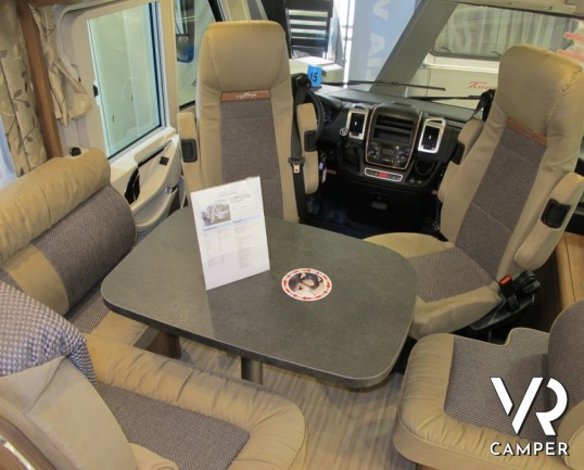 Carthago C-Tourer I 144 LE: camper motorhome nuovo in Piemonte con letti gemelli poteriori, doppio pavimento con gavoni passanti e ampio garage