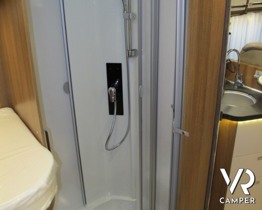 Carthago C-Tourer I 144 LE: camper motorhome nuovo in Piemonte con letti gemelli poteriori, doppio pavimento con gavoni passanti e ampio garage