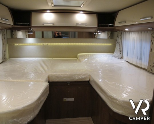 Carthago C-Tourer I 144 LE: camper motorhome nuovo in Piemonte con letti gemelli poteriori, doppio pavimento con gavoni passanti e ampio garage