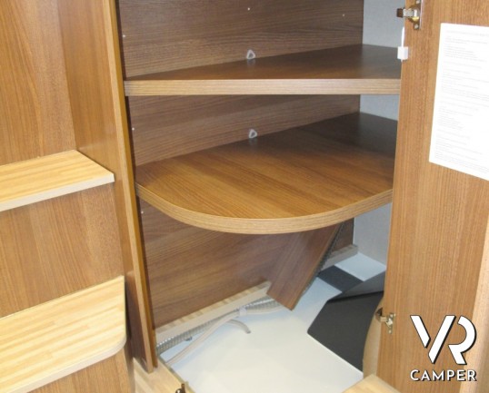 Carthago C-Tourer I 144 LE: camper motorhome nuovo in Piemonte con letti gemelli poteriori, doppio pavimento con gavoni passanti e ampio garage