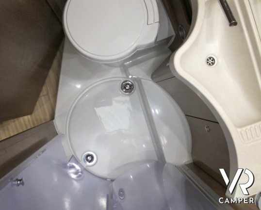 Carthago C-Tourer T 148 H: camper nuovo semintegrale con letto basculante, doppio pavimento, letti gemelli e ampio garage