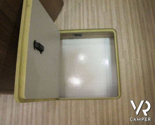 Carthago C-Tourer T 148 H: camper nuovo semintegrale con letto basculante, doppio pavimento, letti gemelli e ampio garage