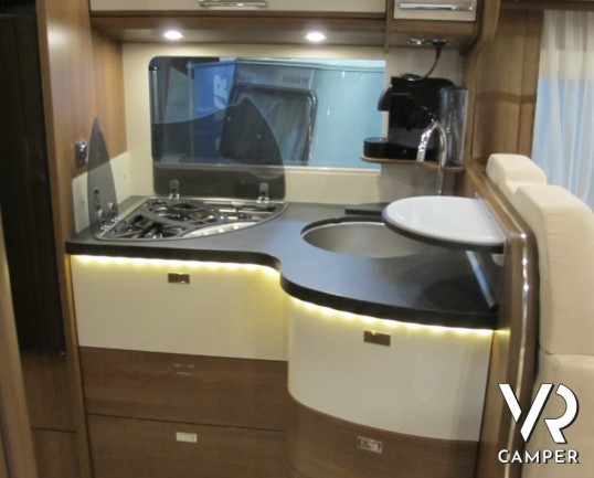 Carthago C-Tourer T 148 H: camper nuovo semintegrale con letto basculante, doppio pavimento, letti gemelli e ampio garage