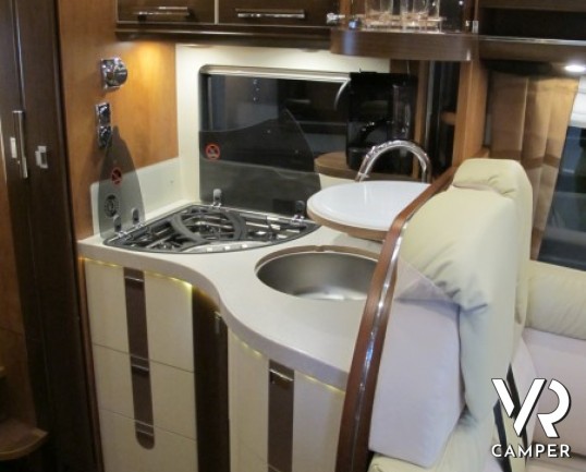 Carthago Chic C-Line 4.2: motorhome sotto i 7 metri, con ampio garage omologabile fino a 5 posti in viaggio