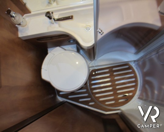 Carthago Chic C-Line 4.2: motorhome sotto i 7 metri, con ampio garage omologabile fino a 5 posti in viaggio