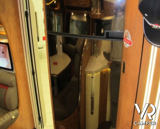 Carthago Chic C-Line I 5.0. camper motorhome nuovo a Torino, Piemonte con letto nautico posteriore, ampio garage, dinette con divanetto frontale.