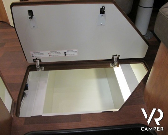 Carthago Chic C-Line I 5.0. camper motorhome nuovo a Torino, Piemonte con letto nautico posteriore, ampio garage, dinette con divanetto frontale.