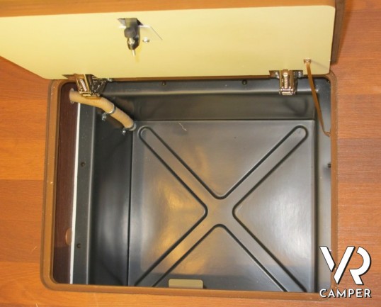 Carthago Chic C-Line I 5.0. camper motorhome nuovo a Torino, Piemonte con letto nautico posteriore, ampio garage, dinette con divanetto frontale.