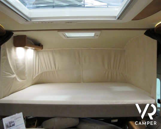 Carthago Chic C-Line I 5.0. camper motorhome nuovo a Torino, Piemonte con letto nautico posteriore, ampio garage, dinette con divanetto frontale.