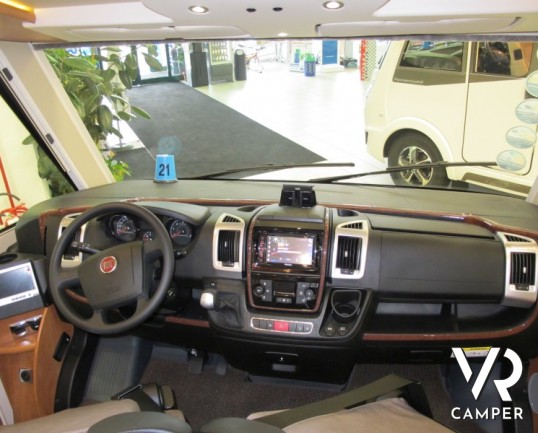 Carthago Chic C-Line I 5.0. camper motorhome nuovo a Torino, Piemonte con letto nautico posteriore, ampio garage, dinette con divanetto frontale.