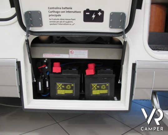 Carthago Chic C-Line I 5.0. camper motorhome nuovo a Torino, Piemonte con letto nautico posteriore, ampio garage, dinette con divanetto frontale.