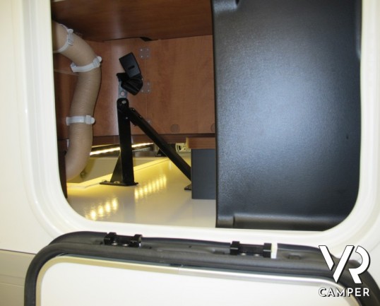 Carthago Chic C-Line I 5.0. camper motorhome nuovo a Torino, Piemonte con letto nautico posteriore, ampio garage, dinette con divanetto frontale.