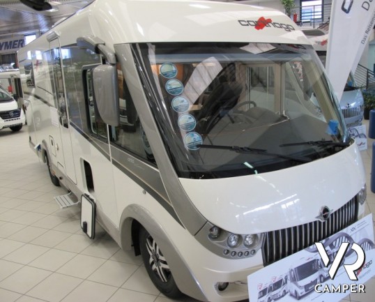 Carthago Chic C-Line I 5.0. camper motorhome nuovo a Torino, Piemonte con letto nautico posteriore, ampio garage, dinette con divanetto frontale.