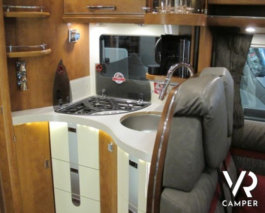 Carthago Chic C-Line I 5.0. camper motorhome nuovo a Torino, Piemonte con letto nautico posteriore, ampio garage, dinette con divanetto frontale.