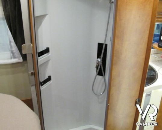 Carthago Chic C-Line I 5.0. camper motorhome nuovo a Torino, Piemonte con letto nautico posteriore, ampio garage, dinette con divanetto frontale.