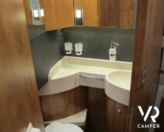 Carthago Chic C-Line I 5.0. camper motorhome nuovo a Torino, Piemonte con letto nautico posteriore, ampio garage, dinette con divanetto frontale.