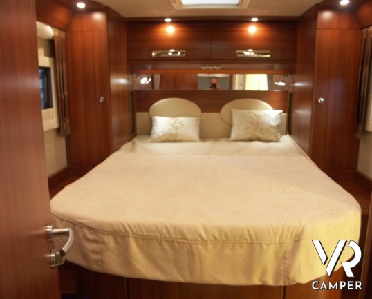 Carthago E-Line 51 QB: maxi motorhome con letto nautico integrato con bagno e doccia separata, ampia dinette