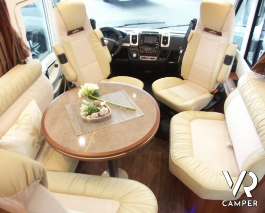 Carthago E-Line 51 QB: maxi motorhome con letto nautico integrato con bagno e doccia separata, ampia dinette