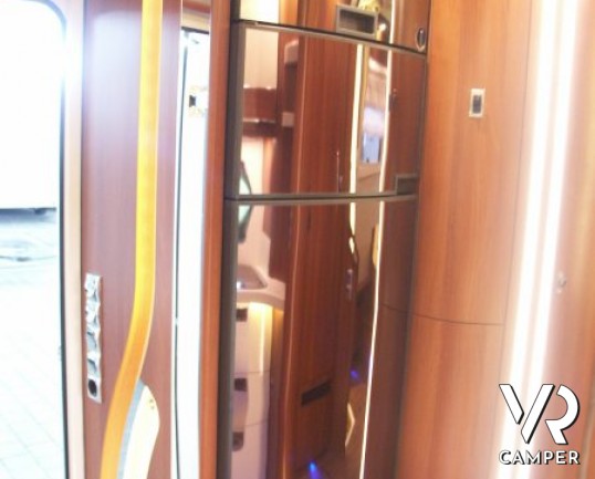 Carthago E-Line 58 XL: maxi motorhome nuovo con doppio asse, letto nautico posteriore e ampia dinette