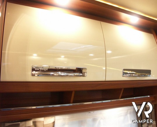 Carthago E-Line 58 XL: maxi motorhome nuovo con doppio asse, letto nautico posteriore e ampia dinette