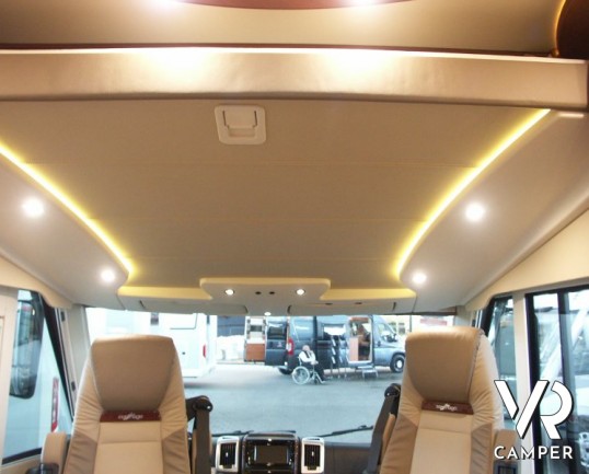 Carthago E-Line 58 XL: maxi motorhome nuovo con doppio asse, letto nautico posteriore e ampia dinette