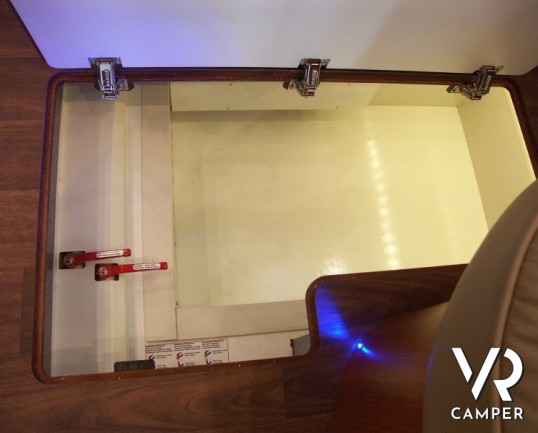 Carthago E-Line 58 XL: maxi motorhome nuovo con doppio asse, letto nautico posteriore e ampia dinette