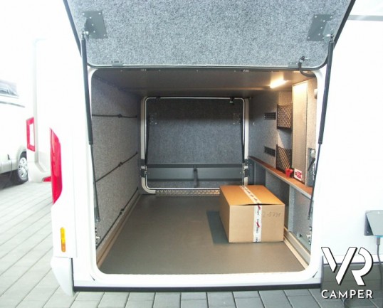 Carthago E-Line 58 XL: maxi motorhome nuovo con doppio asse, letto nautico posteriore e ampia dinette