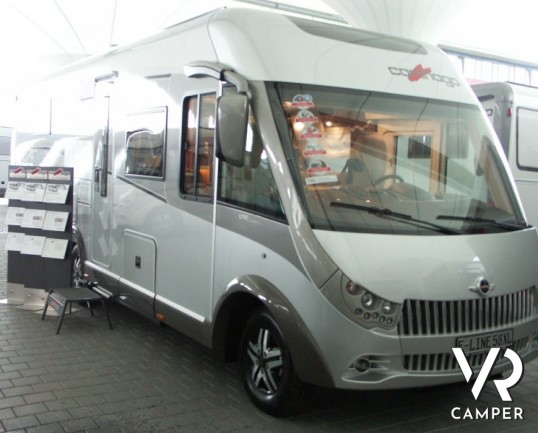 Carthago E-Line 58 XL: maxi motorhome nuovo con doppio asse, letto nautico posteriore e ampia dinette